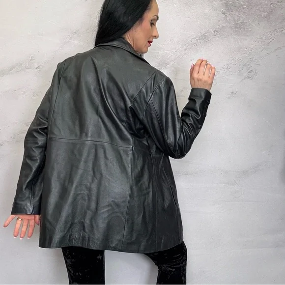 Sleek Black Leather Jacket with Classic Lapels - Picture 3 of 5